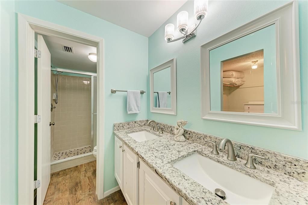 For Sale: $169,900 (2 beds, 2 baths, 1100 Square Feet)