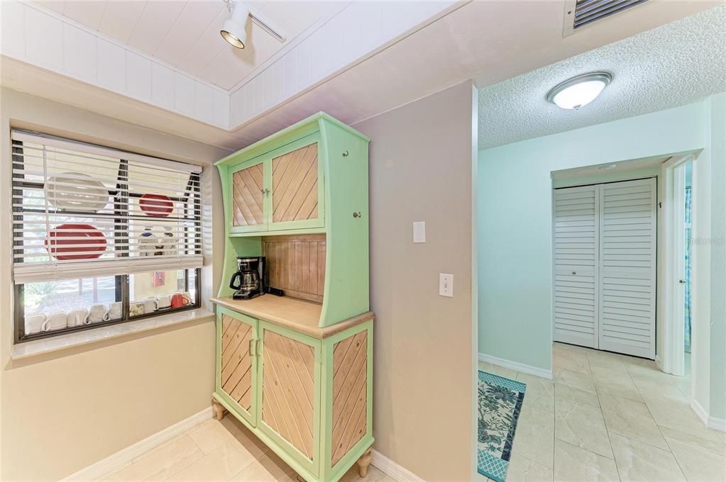 For Sale: $169,900 (2 beds, 2 baths, 1100 Square Feet)