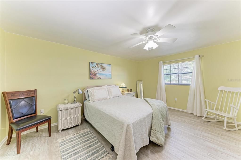 For Sale: $169,900 (2 beds, 2 baths, 1100 Square Feet)