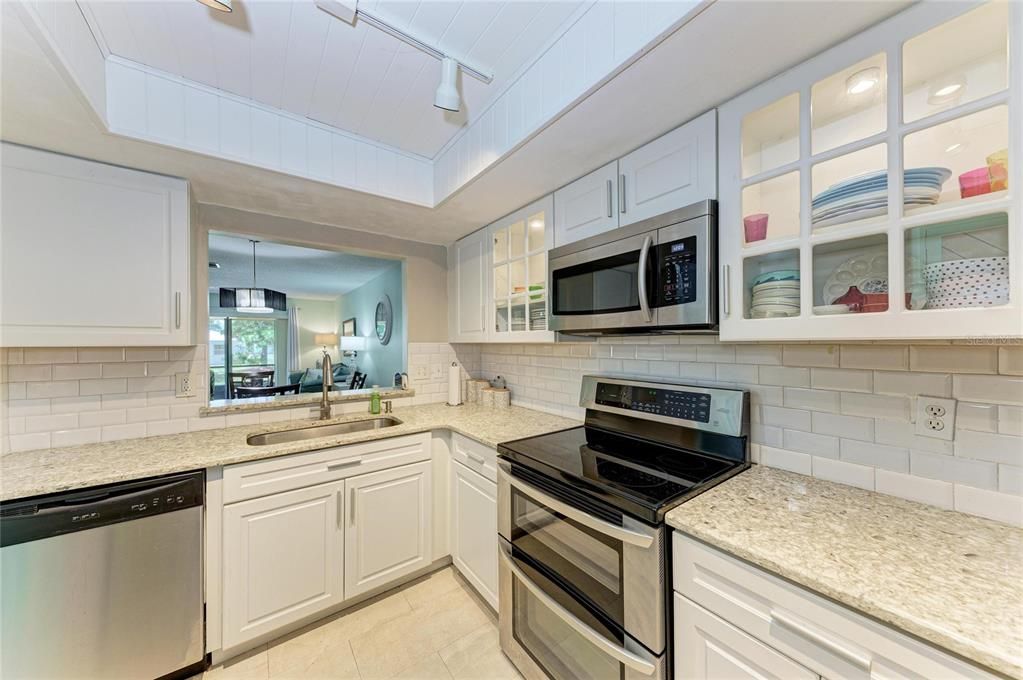 For Sale: $169,900 (2 beds, 2 baths, 1100 Square Feet)