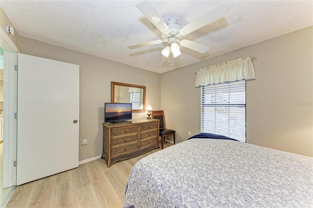 For Sale: $169,900 (2 beds, 2 baths, 1100 Square Feet)