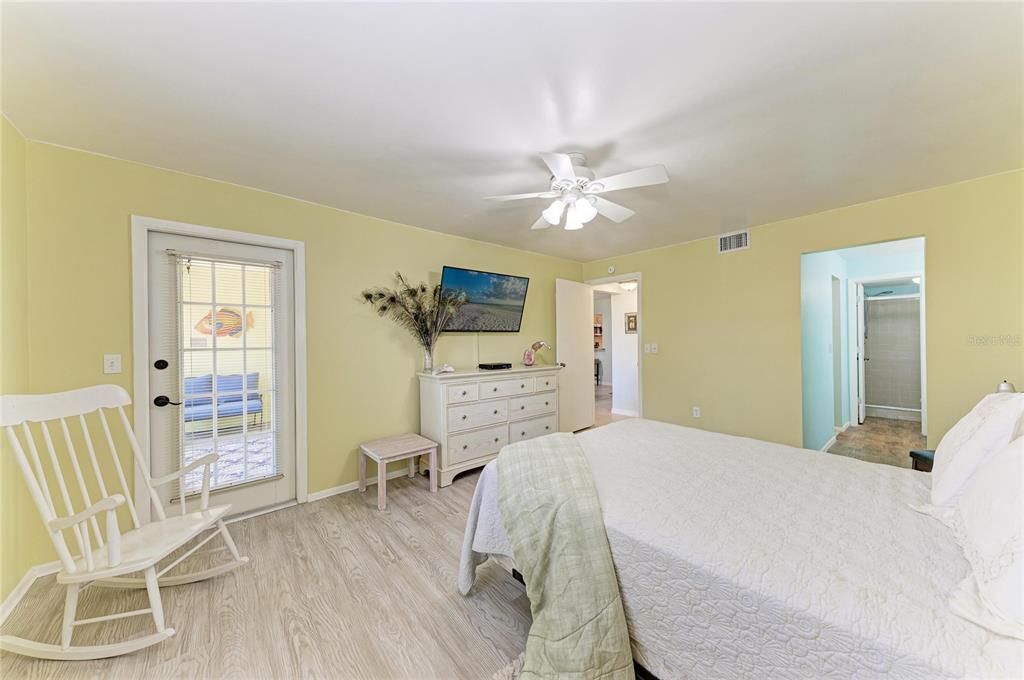 For Sale: $169,900 (2 beds, 2 baths, 1100 Square Feet)