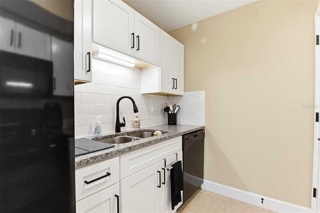 For Sale: $145,000 (2 beds, 2 baths, 833 Square Feet)