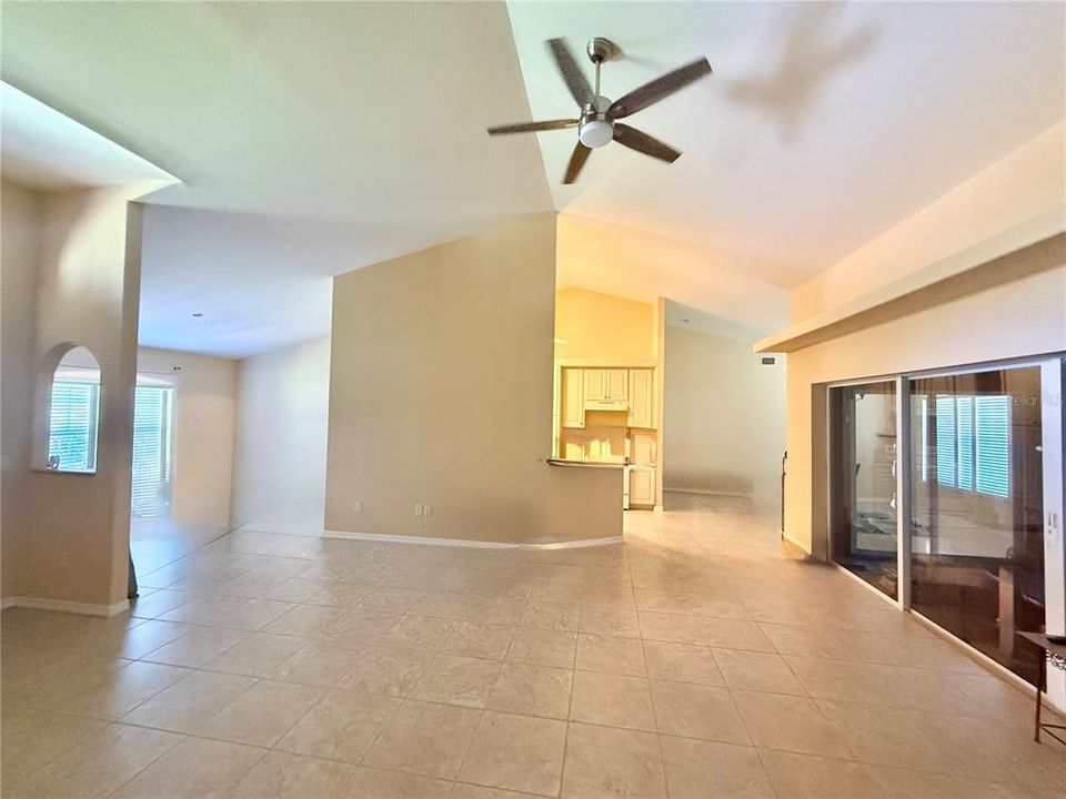 Activo con contrato: $245,000 (3 camas, 2 baños, 1780 Pies cuadrados)