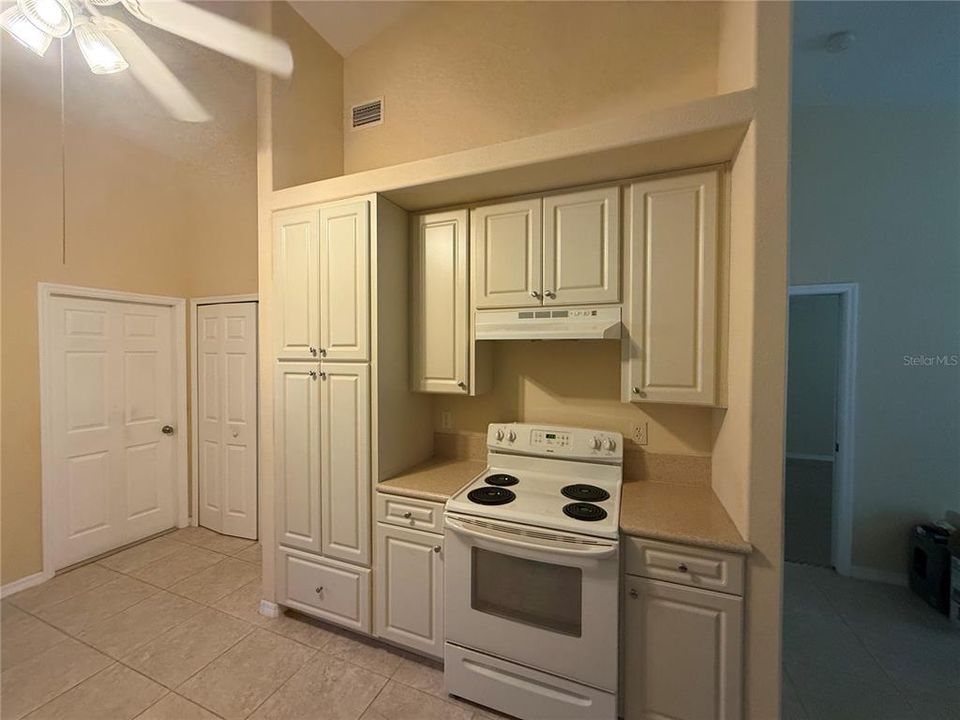Activo con contrato: $245,000 (3 camas, 2 baños, 1780 Pies cuadrados)