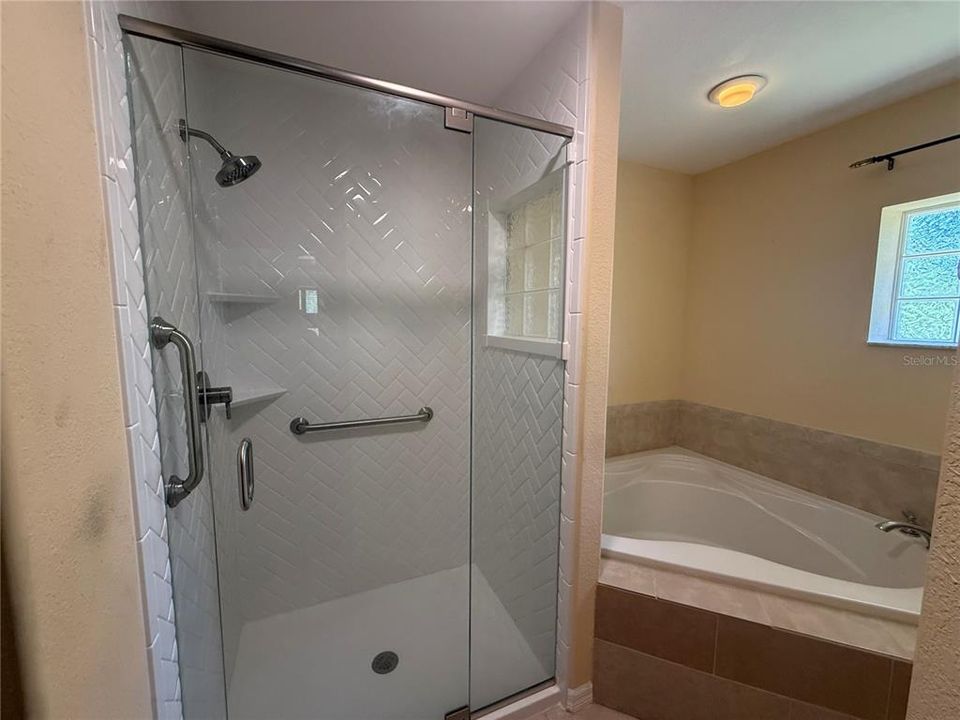 Activo con contrato: $245,000 (3 camas, 2 baños, 1780 Pies cuadrados)