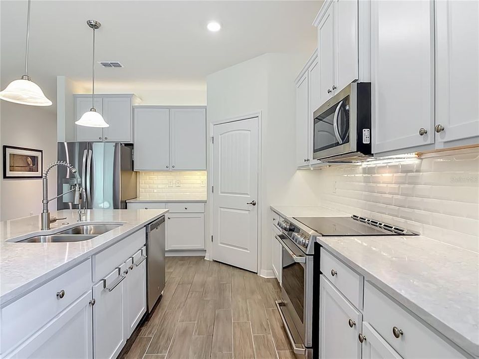 Activo con contrato: $429,000 (4 camas, 2 baños, 2059 Pies cuadrados)