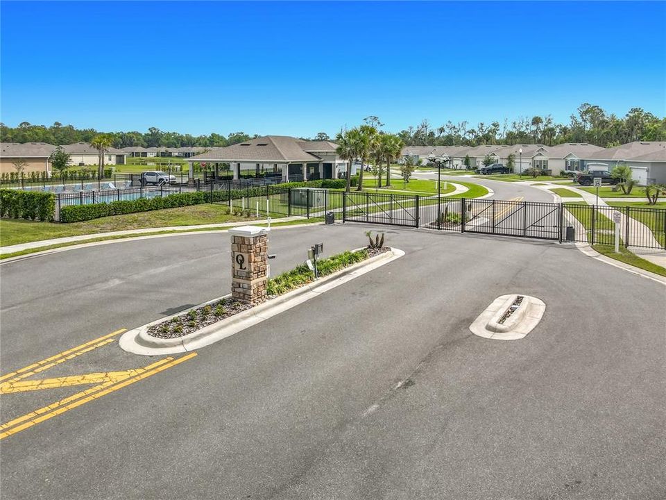 Activo con contrato: $429,000 (4 camas, 2 baños, 2059 Pies cuadrados)