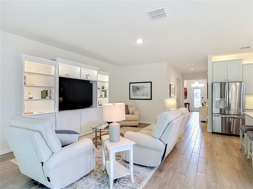 Activo con contrato: $429,000 (4 camas, 2 baños, 2059 Pies cuadrados)