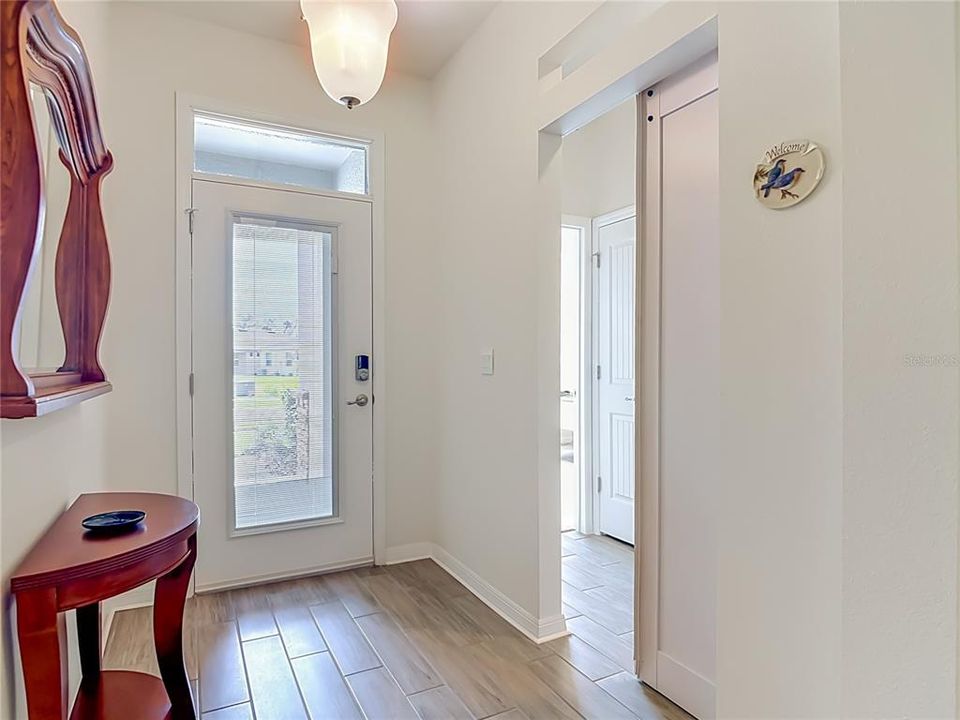 Activo con contrato: $429,000 (4 camas, 2 baños, 2059 Pies cuadrados)