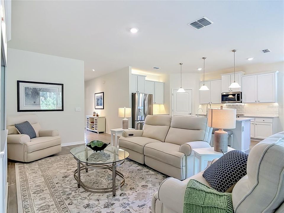 Activo con contrato: $429,000 (4 camas, 2 baños, 2059 Pies cuadrados)