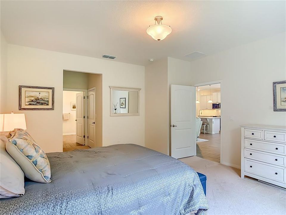Activo con contrato: $429,000 (4 camas, 2 baños, 2059 Pies cuadrados)