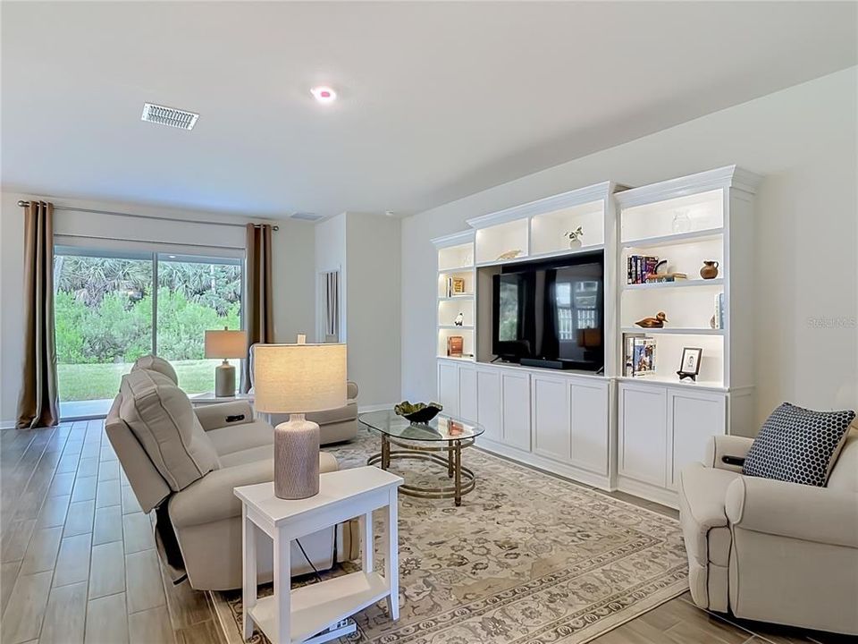 Activo con contrato: $429,000 (4 camas, 2 baños, 2059 Pies cuadrados)