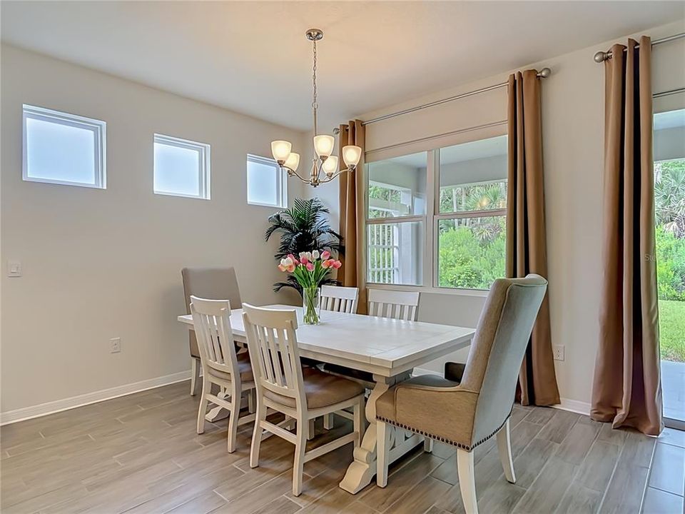 Activo con contrato: $429,000 (4 camas, 2 baños, 2059 Pies cuadrados)
