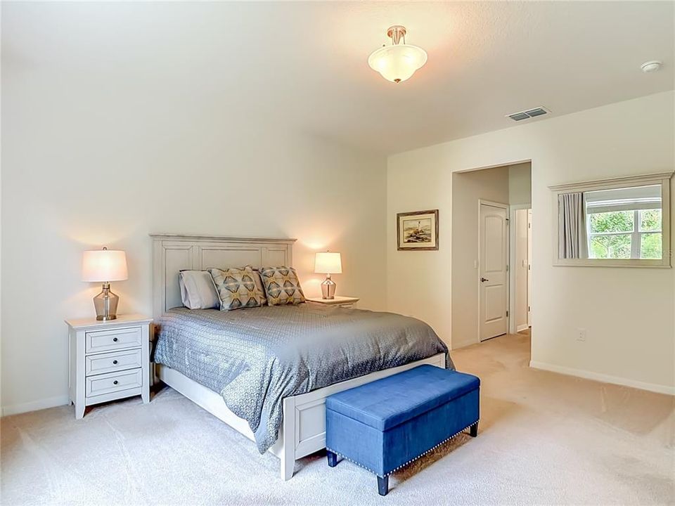 Activo con contrato: $429,000 (4 camas, 2 baños, 2059 Pies cuadrados)