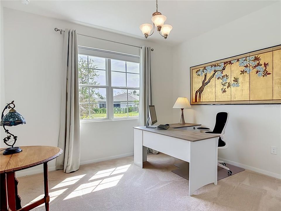 Activo con contrato: $429,000 (4 camas, 2 baños, 2059 Pies cuadrados)