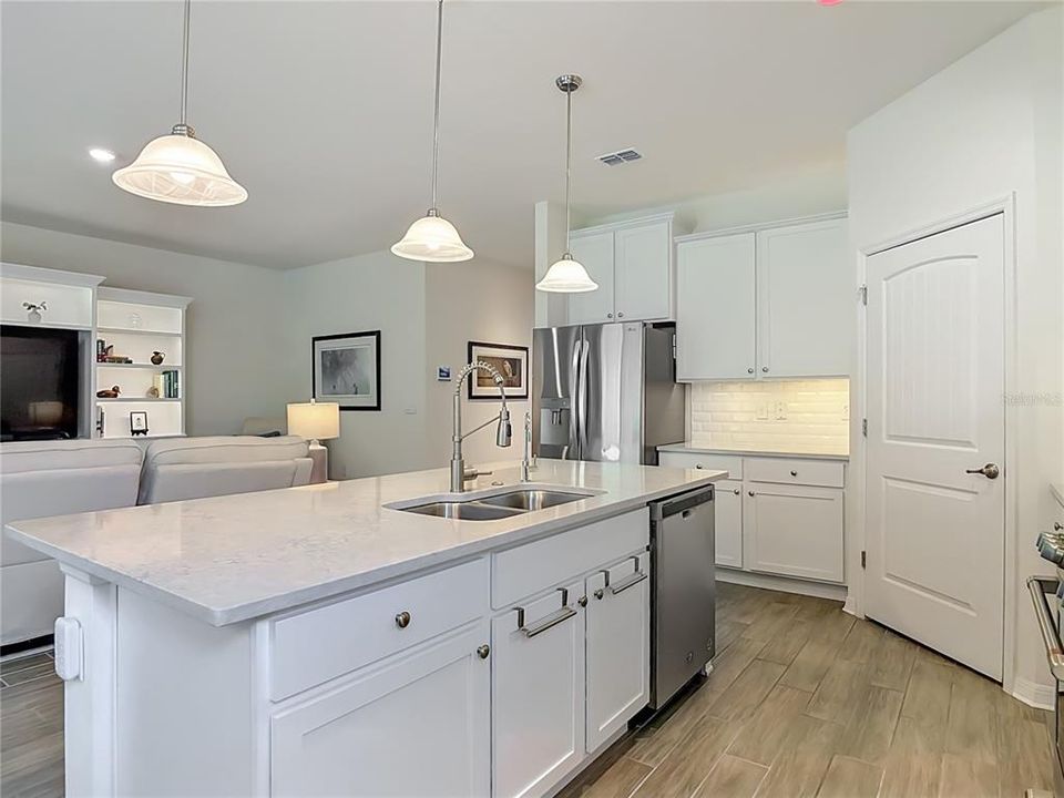 Activo con contrato: $429,000 (4 camas, 2 baños, 2059 Pies cuadrados)