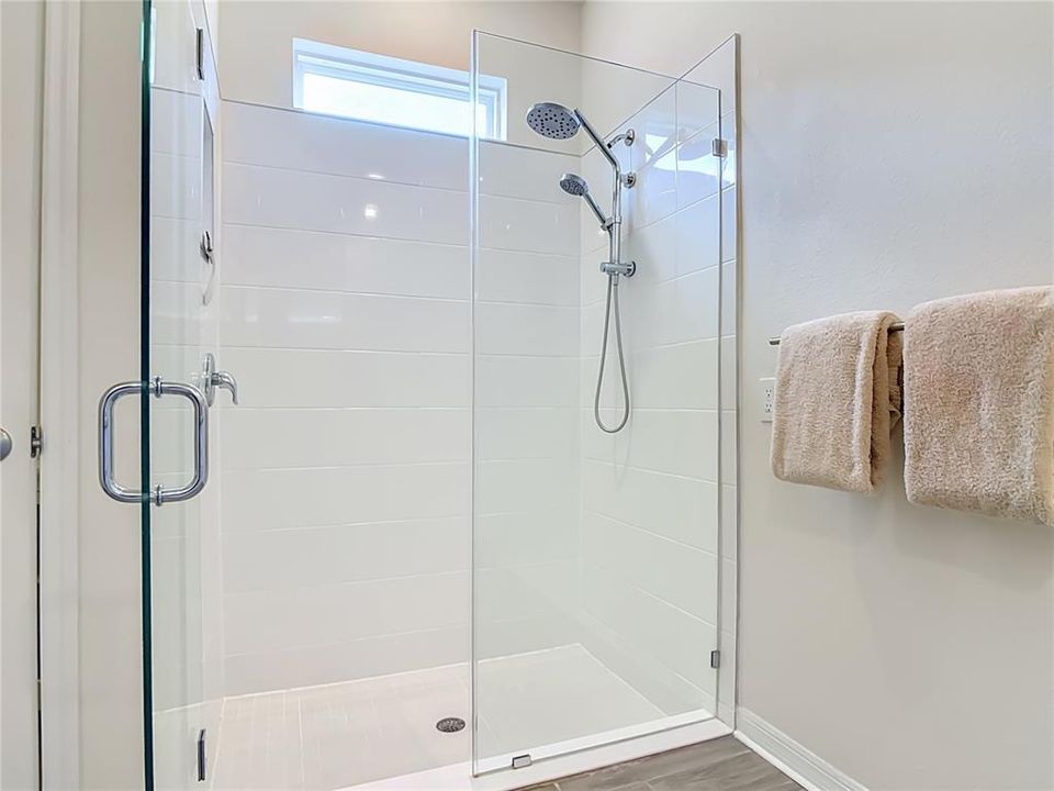 Activo con contrato: $429,000 (4 camas, 2 baños, 2059 Pies cuadrados)