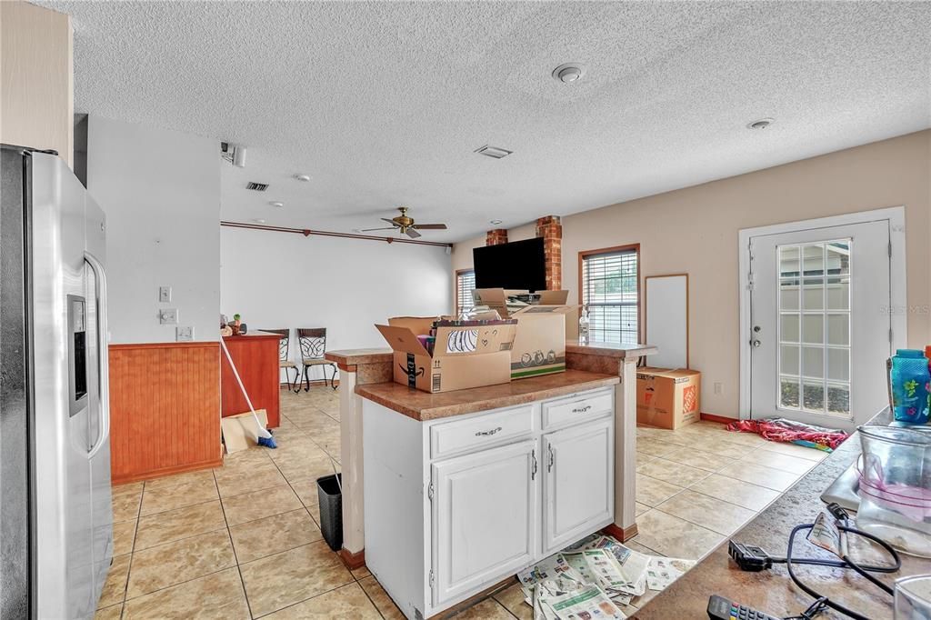 For Sale: $250,000 (3 beds, 2 baths, 1820 Square Feet)