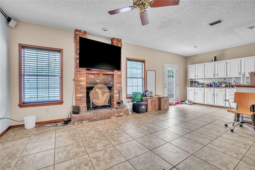 For Sale: $250,000 (3 beds, 2 baths, 1820 Square Feet)