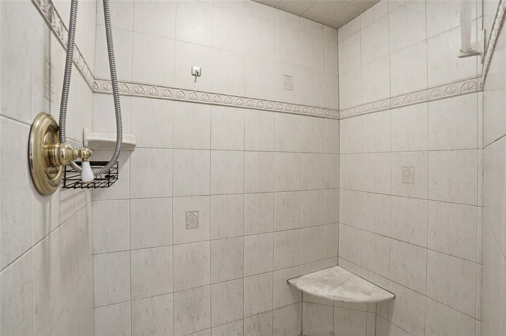 Activo con contrato: $400,000 (3 camas, 2 baños, 2033 Pies cuadrados)