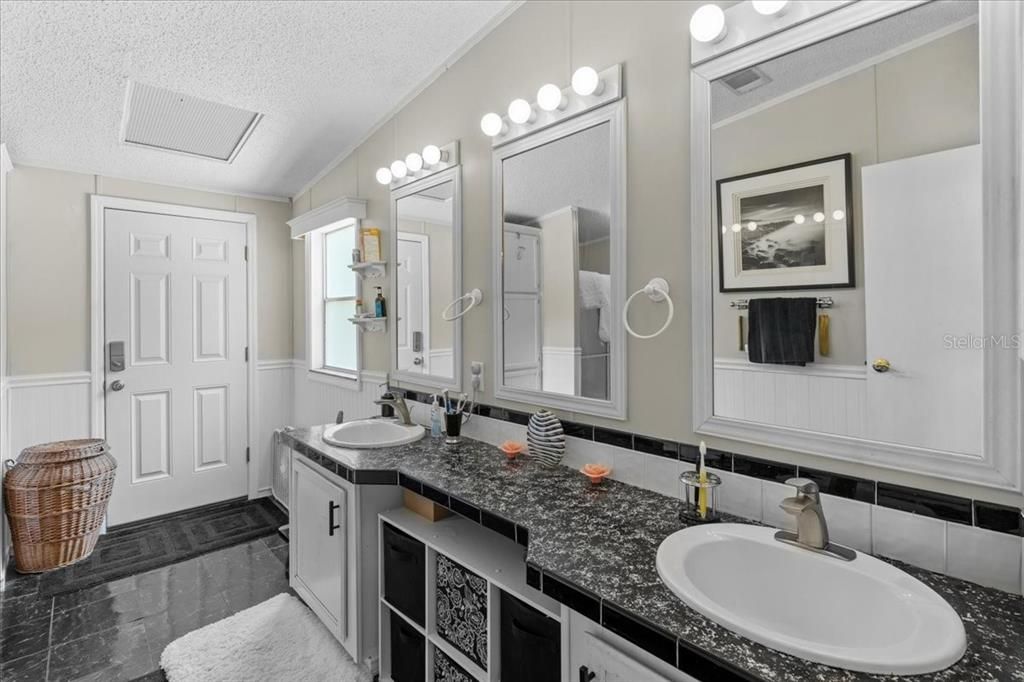 For Sale: $449,000 (3 beds, 2 baths, 1959 Square Feet)