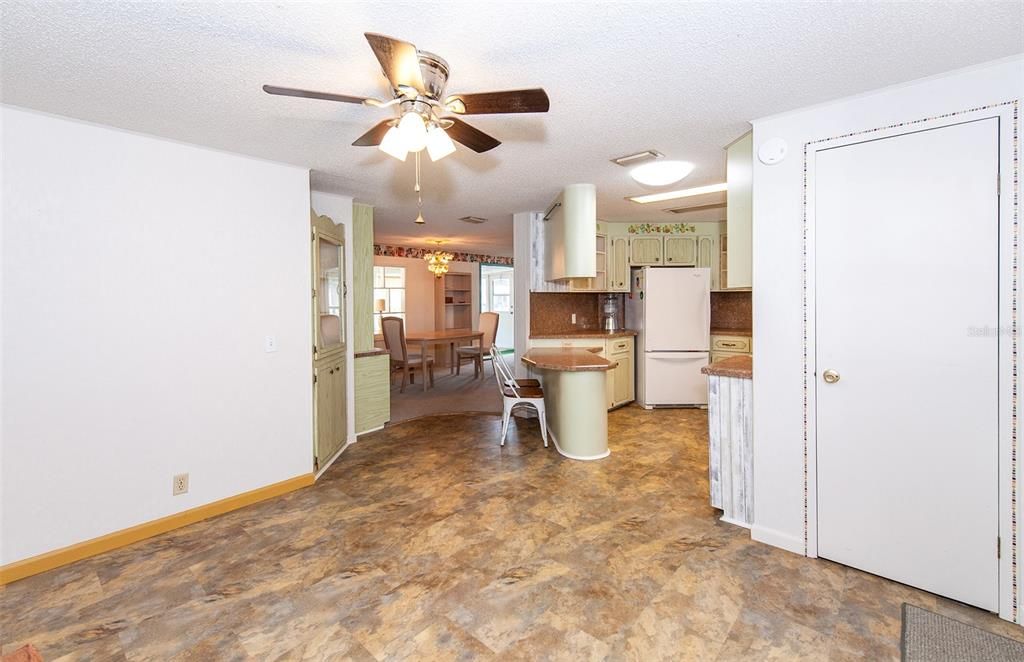 For Sale: $175,000 (2 beds, 2 baths, 1272 Square Feet)