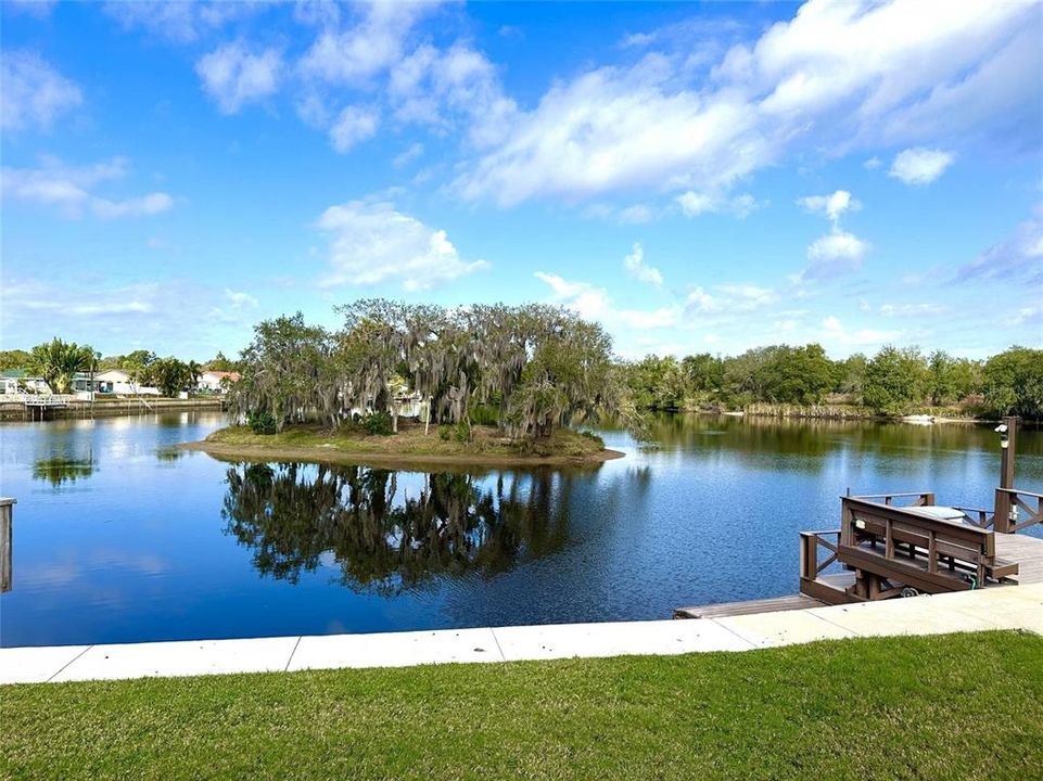 待售: $3,750,000 (6.40 acres)