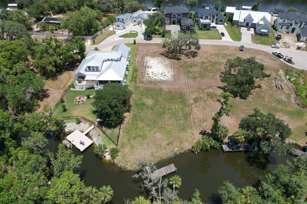 待售: $329,000 (0.76 acres)