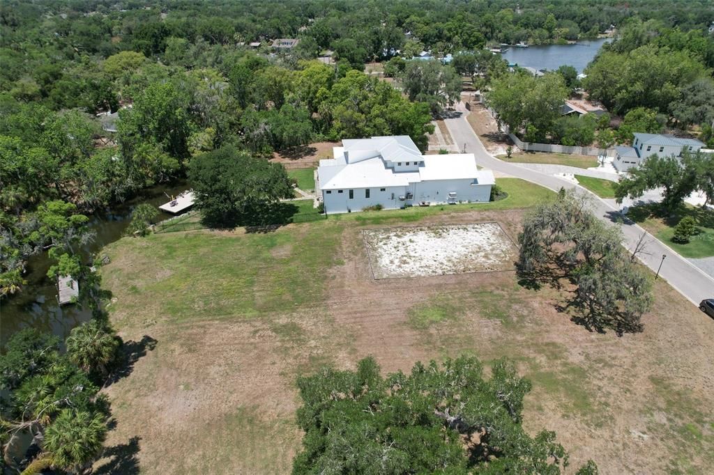 待售: $329,000 (0.76 acres)