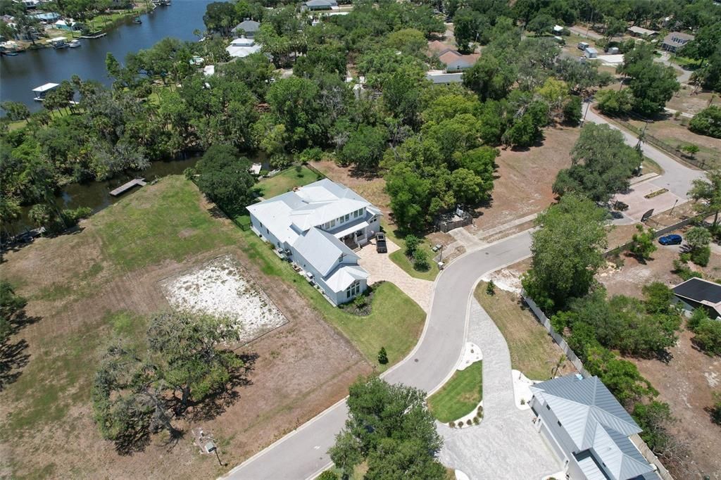 待售: $329,000 (0.76 acres)