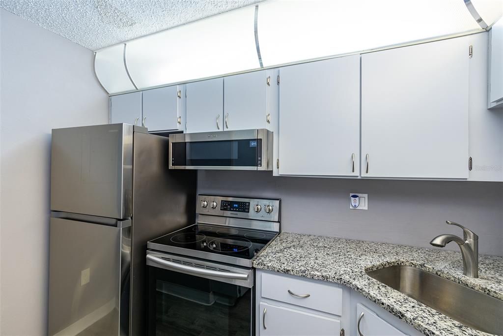 На продажу: $159,900 (2 спален, 2 ванн, 979 Квадратных фут)