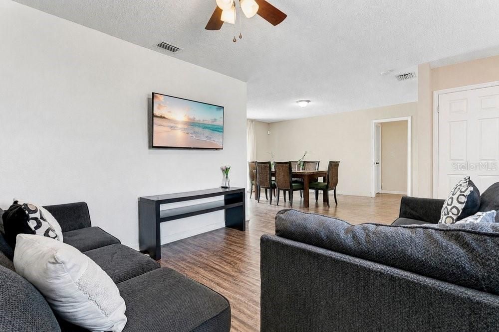Activo con contrato: $299,987 (4 camas, 2 baños, 1528 Pies cuadrados)