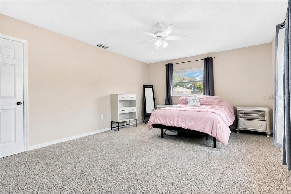 Activo con contrato: $299,987 (4 camas, 2 baños, 1528 Pies cuadrados)