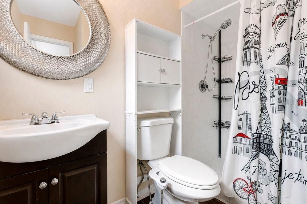 Activo con contrato: $299,987 (4 camas, 2 baños, 1528 Pies cuadrados)