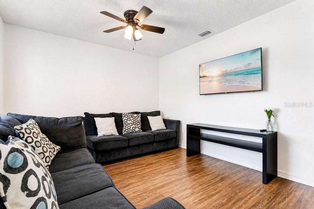 Activo con contrato: $299,987 (4 camas, 2 baños, 1528 Pies cuadrados)