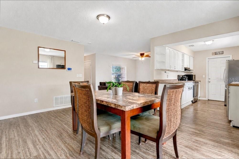 Activo con contrato: $299,987 (4 camas, 2 baños, 1528 Pies cuadrados)