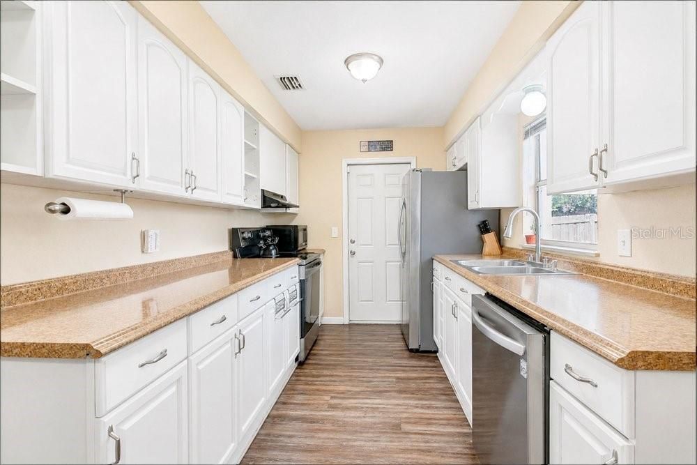 Activo con contrato: $299,987 (4 camas, 2 baños, 1528 Pies cuadrados)