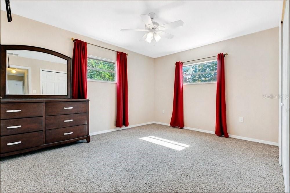 Activo con contrato: $299,987 (4 camas, 2 baños, 1528 Pies cuadrados)