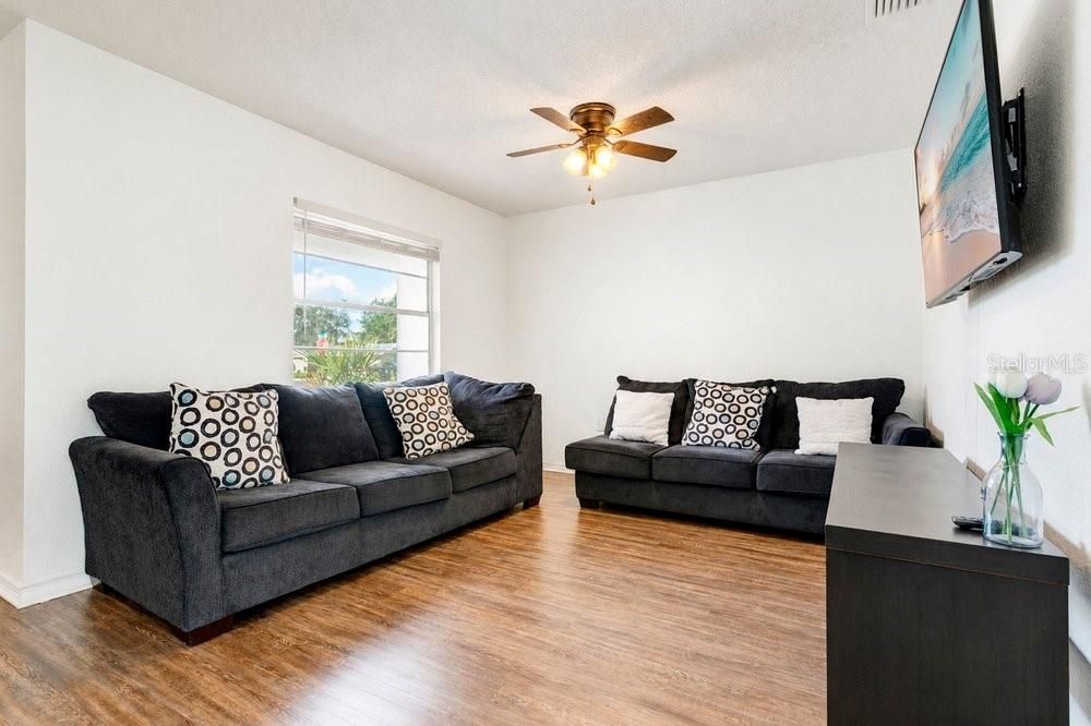 Activo con contrato: $299,987 (4 camas, 2 baños, 1528 Pies cuadrados)