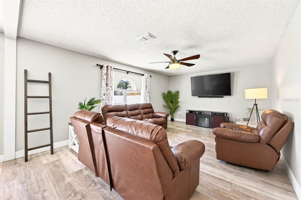 Active With Contract: $475,000 (5 beds, 2 baths, 2170 Square Feet)