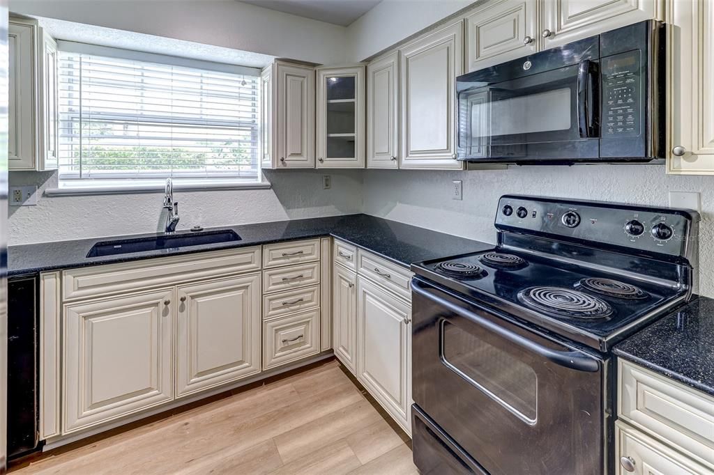 For Sale: $174,900 (3 beds, 2 baths, 1181 Square Feet)
