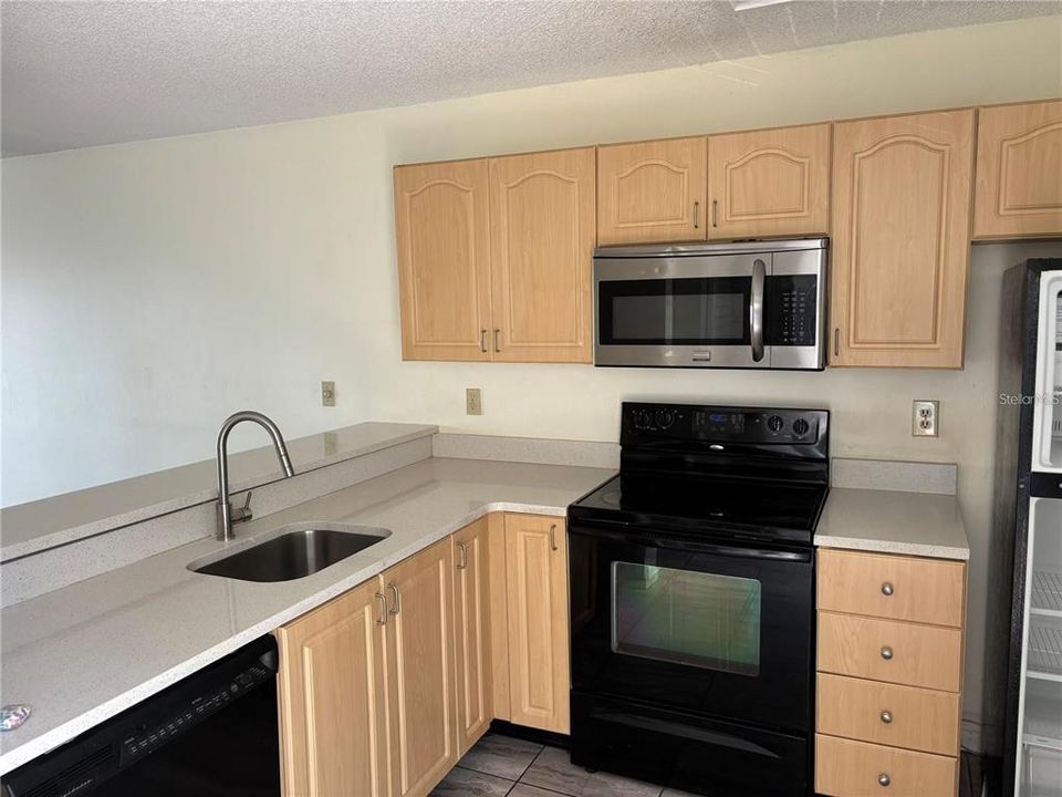 Active With Contract: $1,350 (1 beds, 1 baths, 680 Square Feet)