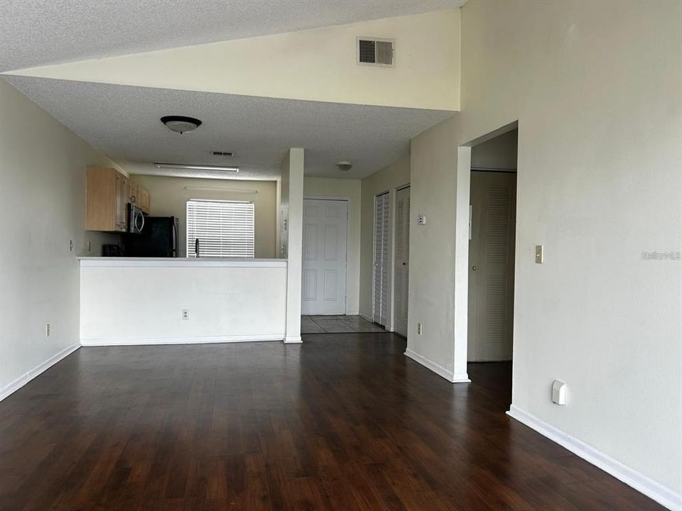 Active With Contract: $1,350 (1 beds, 1 baths, 680 Square Feet)