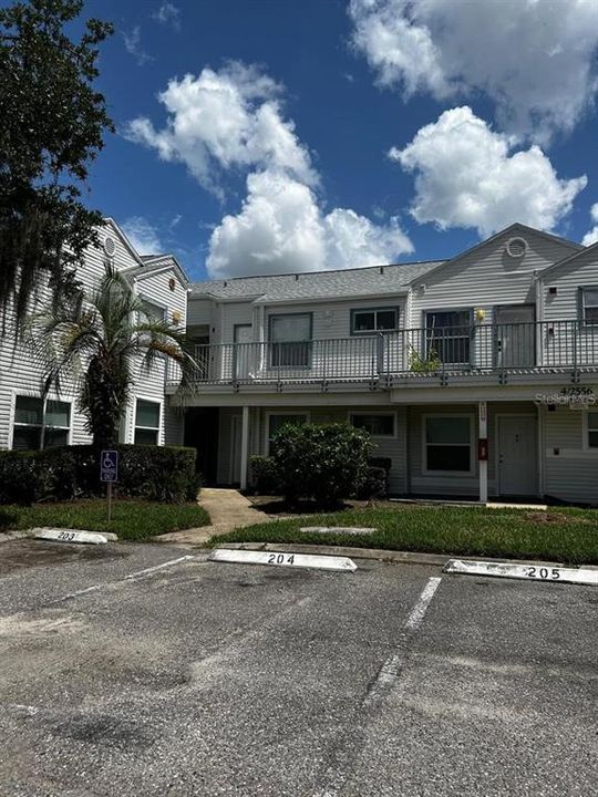 Active With Contract: $1,350 (1 beds, 1 baths, 680 Square Feet)