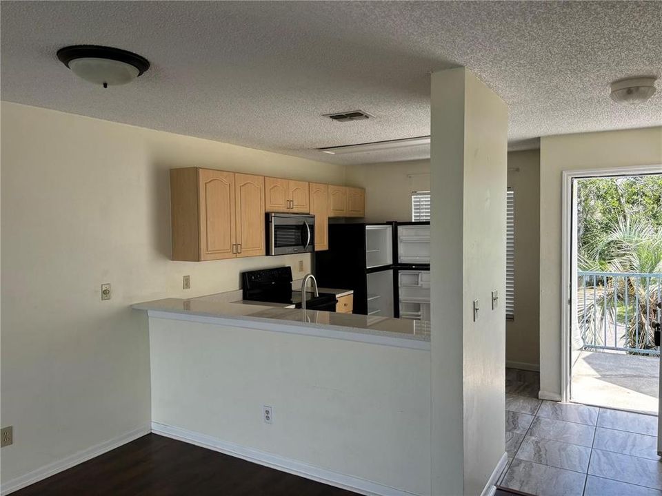 Active With Contract: $1,350 (1 beds, 1 baths, 680 Square Feet)