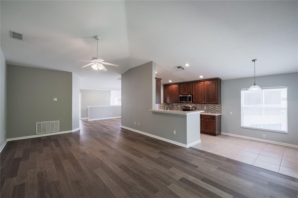 待售: $320,000 (2 贝兹, 2 浴室, 1792 平方英尺)
