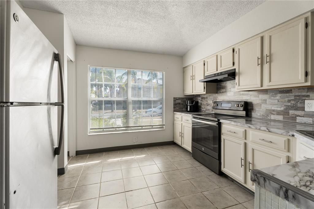Active With Contract: $320,000 (3 beds, 2 baths, 1239 Square Feet)