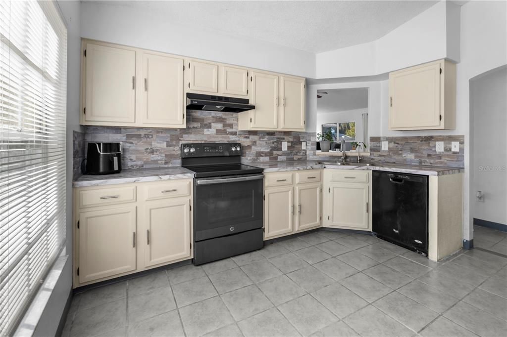 Active With Contract: $320,000 (3 beds, 2 baths, 1239 Square Feet)