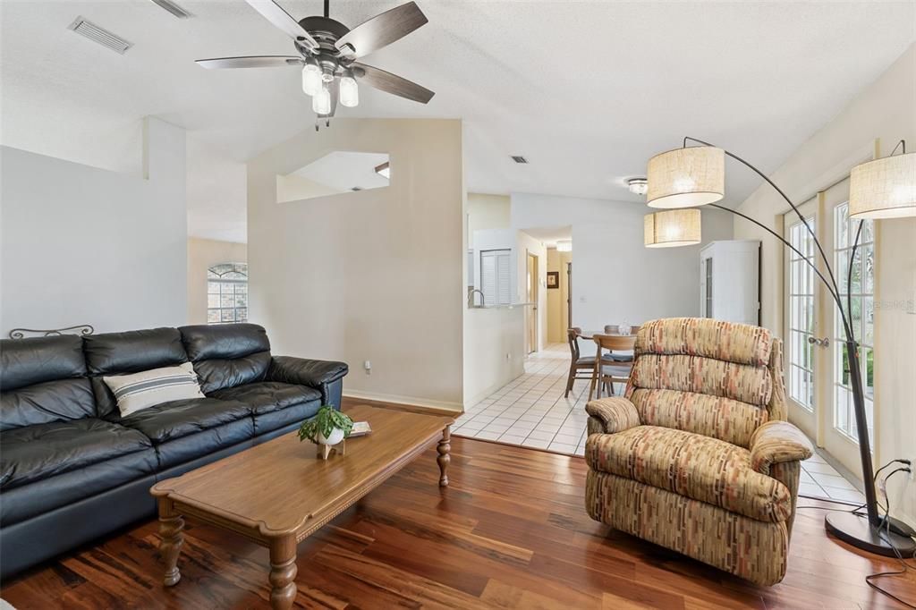 Activo con contrato: $247,900 (3 camas, 2 baños, 1691 Pies cuadrados)